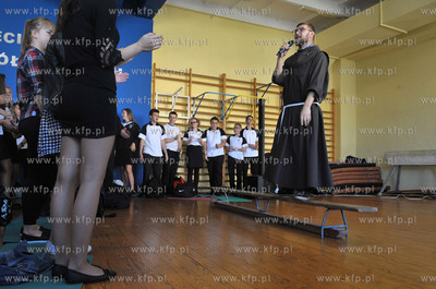 Franciszkanin ojciec Lukasz Buksa podczas reklolekcji...