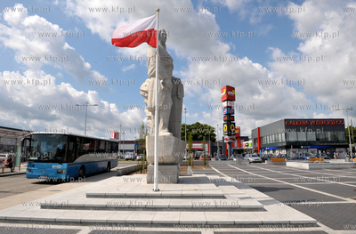 Kościerzyna. Galeria Handlowa Wybickiego i pomnik...