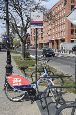 Stacja systemu roweru metropolitalnego Mevo na ulicy...