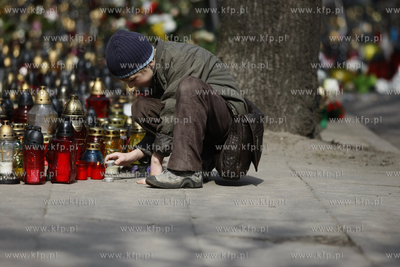 Sopot. Ul.  Armii Krajowej 55. Ludzie skladaja kwiaty...