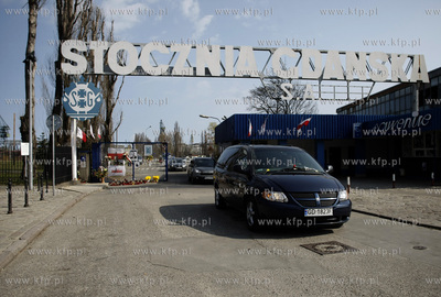 Gdansk. Trumna z cialem Macieja Plazynskiego przed...