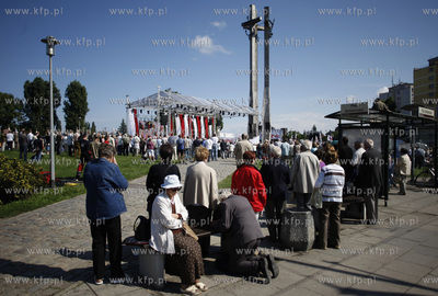 Gdansk. Plac Solidarnosci. Uroczysta msza sw. z okazji...