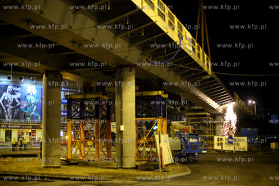 Gdansk Wrzeszcz. Montaz ostatniego elementu estakady...