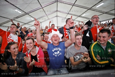 Sopot. Fan Camp Carlsberg. Kibice ogladaja mecz mistrzostw...