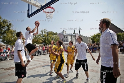 Koszykarze reprezentacji Polski w koszykowce z Marcinem...