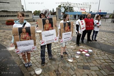 Gdansk. Zlozenie kwiatow pod pomnikiem Poleglych Stoczniowcow...