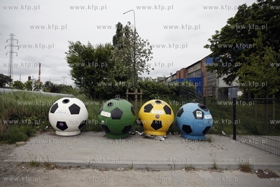 Smietniki przed stadionem PGE Arena od strony ul. Marynarki...
