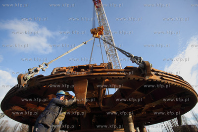 Zaladunek tarczy maszyny TBM , ktora drazy tunel pod...