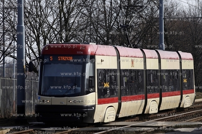 Gdańsk. Tramwaj nr 5 ( Pesa Swing ) przy ul.Krasickiego...