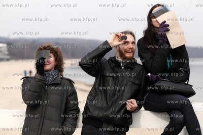 Sopot. Ludzie oglądają zaćmienie słońca na molo.
20.03.2015
fot....
