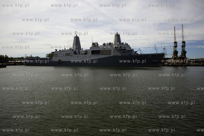 Amerykański okręt desantowy San Antonio dowodzący...