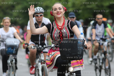 Wielki przejazd rowerowy. Na zdjęciu cykliści na...
