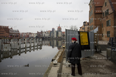 Budowa zwodzonej kładki dla pieszych nad Motławą...