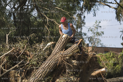 Skutki nawałnicy, która z piątku na sobotę przeszła...