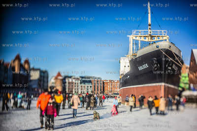 Tłumy spacerowiczów na zamarzniętej Motławie w...
