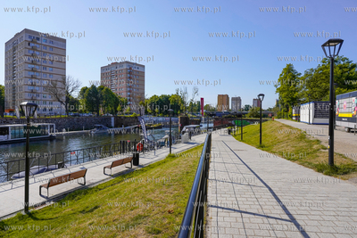 Nowa marina zlokalizowana po południowej stronie Mostu...