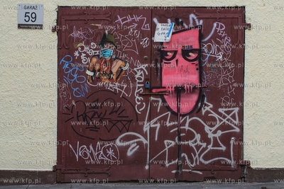 Gdańsk, ul. Kozia. Grafika na drzwiach garażu - ...