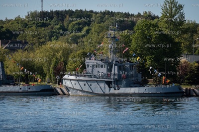 Port Wojenny Gdynia. Nz. Jednostki pomocnicze marynarki...