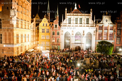 Gdansk. Dlugi Targ. Sympatycy Polskiej reprezentacji...
