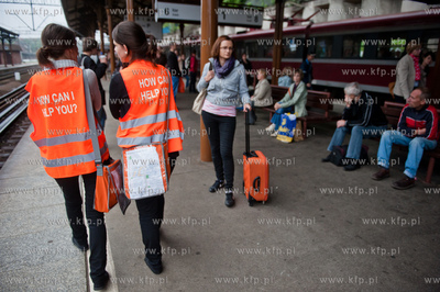 Gdansk. Dworzec Glowny PKP. Wolontariusze udzialajacy...