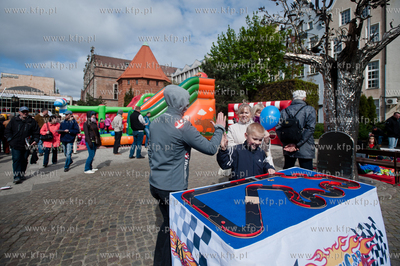 Gdansk. Targ Weglowy. Wielki Festyn Rodzinny, swietujacy...
