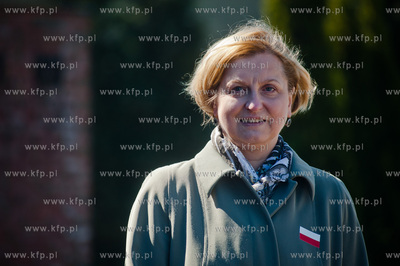 Gdansk. Delegacja Prawa i Sprawiedliwosci sklada kwiaty...