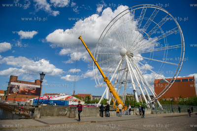 Gdansk. Montaz kola widokowego na Wyspie Spichrzow.
18.05.2015
fot....