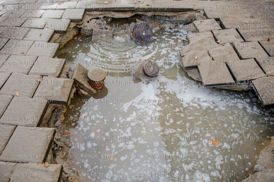 Gdansk. Awaria sieci wodociagowej na skrzyzowaniu ulic...