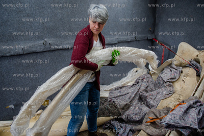Gdansk. Uniwersytet Gdanski. Rozladunek szkieletu pletwala...