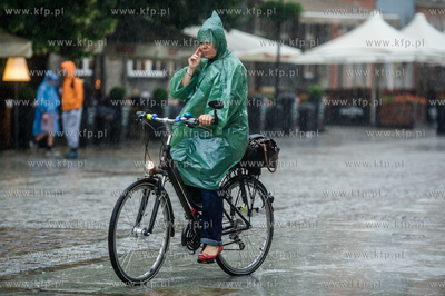 Gdańsk. Długi Targ. Intensywne opady deszczu i silne...
