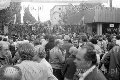 Brama nr 2 Stoczni Gdanskiej podczas strajkow w sierpniu...
