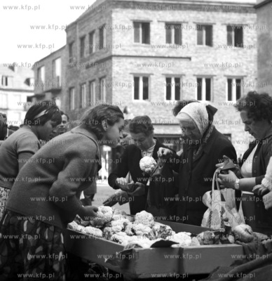 Stragan z kalafiorami przy Hali Targowej w Gdansku,...