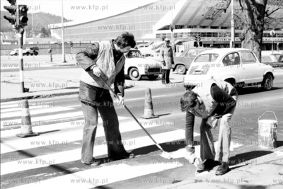 Malowanie pasow dla pieszych na skrzyzowaniu ulic Kolobrzeskiej...