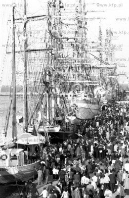 Zaglowce zacumowane przy Skwerze Kosciuszki podczas...