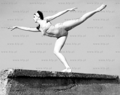 Piekna kobieta na plazy przy ujsciu jednego z Trojmiejskich...