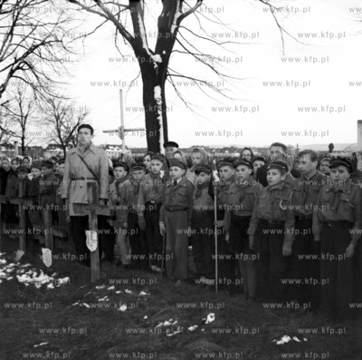 Harcerze prawdopodobnie na cmentarzu ofiar hitleryzmu...