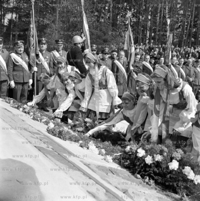Odsloniecie pomnika ku czci lesnikow poleglych w walkach...