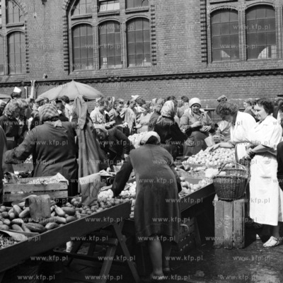Handel warzywami i owocami obok Hali Targowej w Gdańsku....