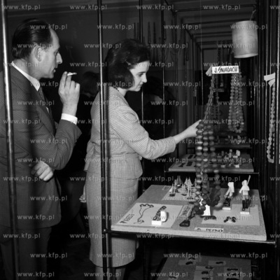 Wystawa biżuterii wykonanej z bursztynu. (lata60)19680002159zFot....