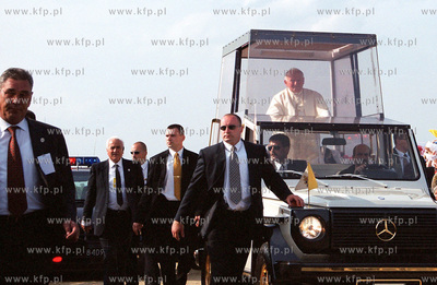 Papiez Jan Pawel II w Trojmiescie Nz. Papa mobile z...