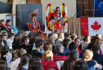 Osiemnastoosobowa grupe indian ze Stanow Zjednoczonych...