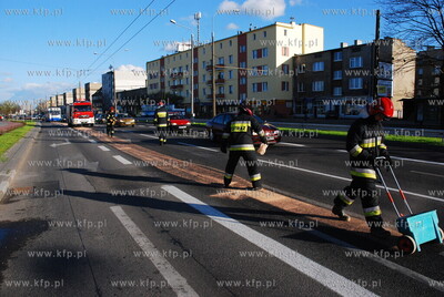 Strazacy usuwaja blisko dwustumetrowa plame oleju na...