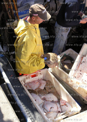 Port w Rowach. Nz rybacy sprzedaja ryby wprost z kutra.
02.05.2009
Fot....