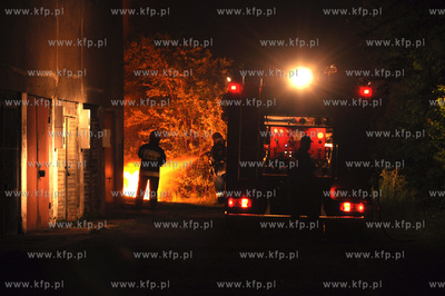 Wybuch samochodu w Gdyni - Obluzu. Nz. straz pozarna...