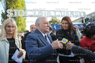 Prezydent Lech Walesa sklada kwiaty pod historyczna...