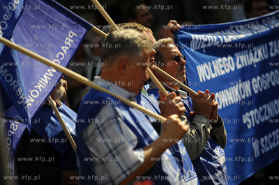 Gdynia. Pikieta pod brama do Stoczni Gdynskiej nawolujaca...