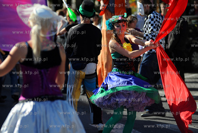 Gdansk. Parada karnawalowa grup kuglarskich z Trojmiasta...