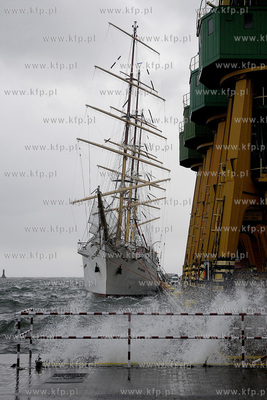 Gdynia. Sztorm na Zatoce Gdanskiej spowodowany przez...