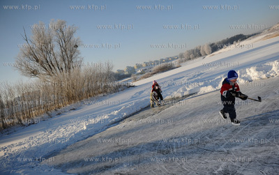 Gdansk Zakoniczyn. Zimowy krajobraz pelen sniegu. Mieszkancy...