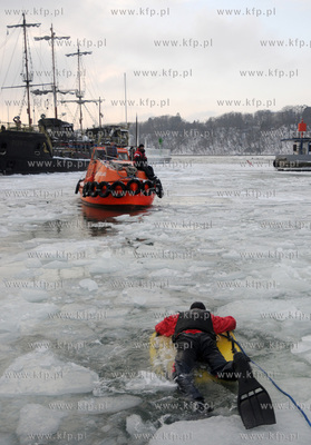 Gdynia, port jachtowy. Jak przetrwac na zamarznietym...